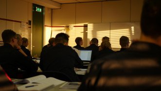 Studeren aan de uni of bij Defensie: dit zijn de verschillen