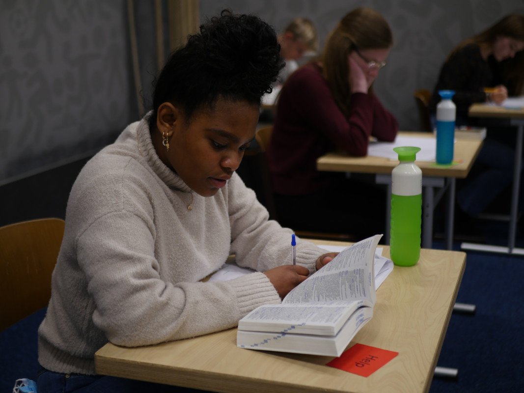 Deze hulpmiddelen mag je gebruiken voor de examens | Scholieren.com
