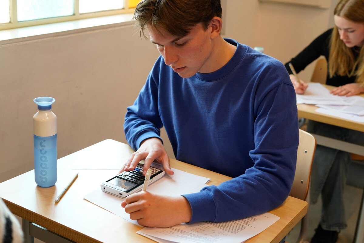 Te moeilijke vragen over rijen en sinusoïdes in vwowiskundeexamen