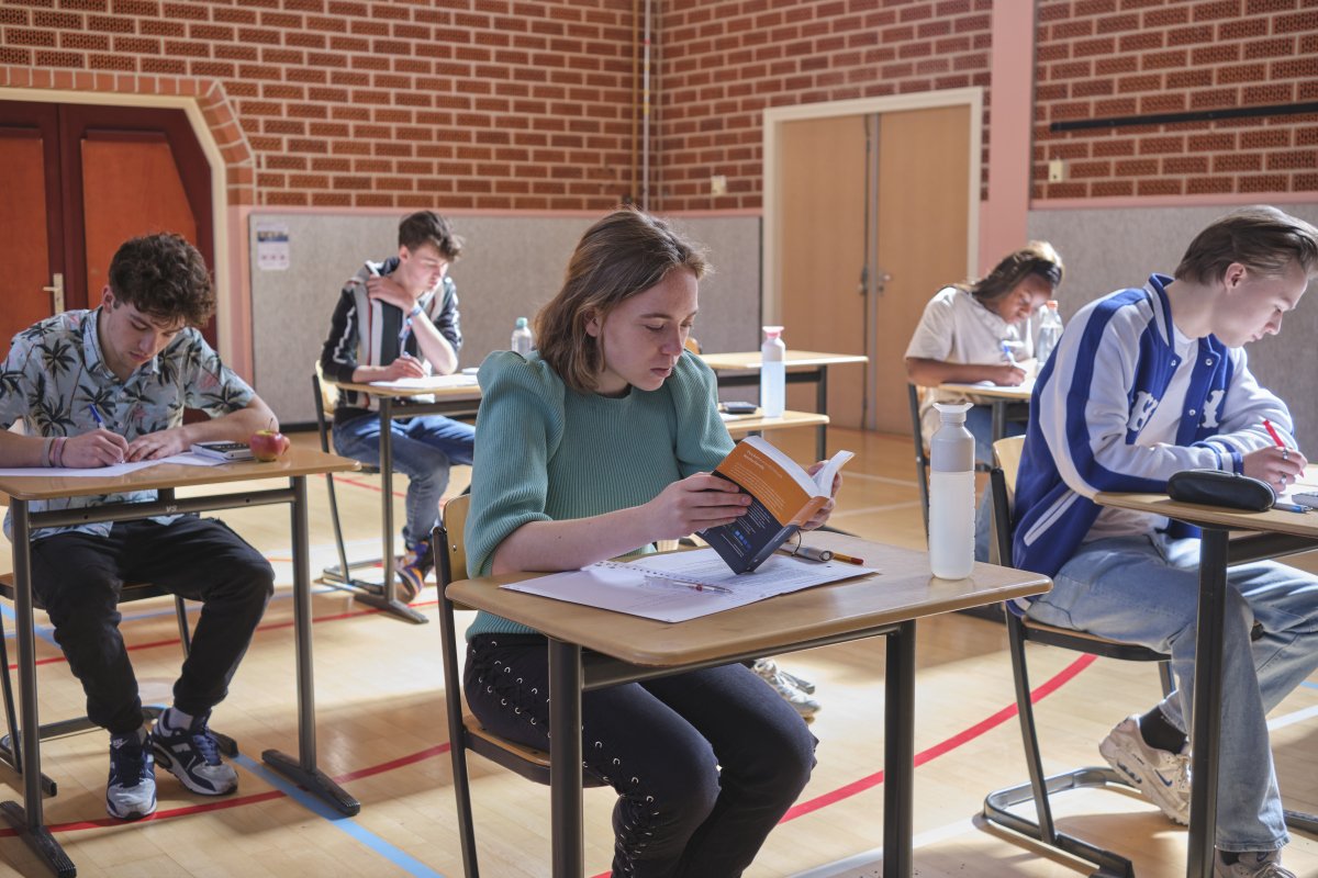 Tijdnood en schrijfkramp bij het vmbo-examen Nederlands | Eindexamens