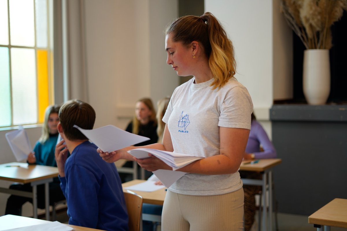 Lang vwo-examen geschiedenis met onverwachte vraag over kunststroming