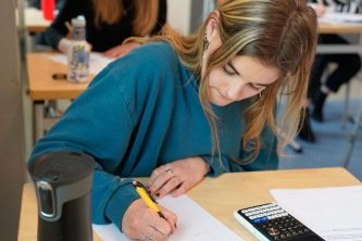Waarom het correctievoorschrift soms pas later online komt