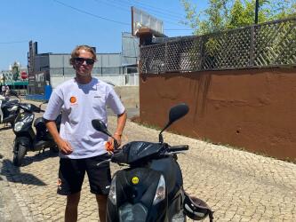 Luuk (19) is propper in Albufeira: 'Veel mensen zien het leven hier als zuipen en sletten'