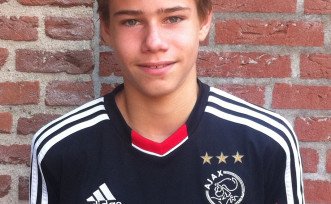 Een brugmup die bij Ajax voetbalt